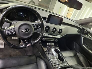 Kia: СРОЧНО ПРОДАЕТСЯ автомобиль Kia Stinger серого цвета с кожаным салоном