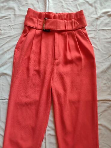 bele: Pantalone visokog struka u koralno-crvenoj boji. - Kroj: „paperbag“ — 2