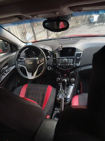 Chevrolet: Chevrolet Cruze sedan - Kuzov: sedan, parlaq qırmızı rəng - Mühərrik — 8
