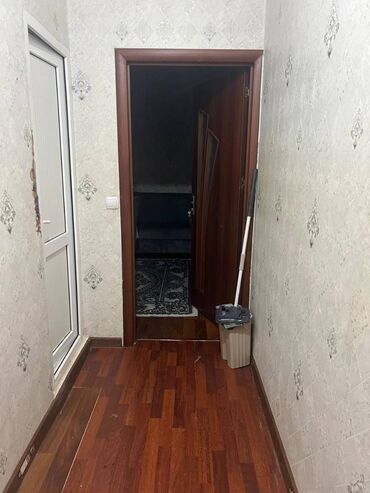 Uzunmüddətli kirayə mənzillər: 7 mkr,244 nömrəli məktəbin yanında,5 mərtəbənin,3-cü mərtəbəsində,2 — 8