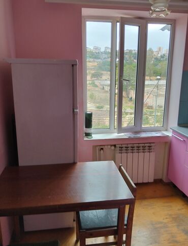 Uzunmüddətli kirayə mənzillər: Komidin: Kiçik ölçülü, bir neçə çekmecəli. - Radiator: Divara — 8