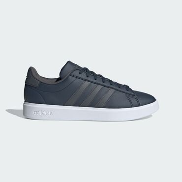 Aş qazanı: Adidas brendinin tünd göy rəngdə Grand Court idman ayaqqabısı. Bu