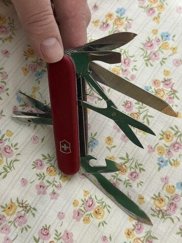 охотничий нож: Мультитул-нож Victorinox (классический швейцарский нож) с красными
