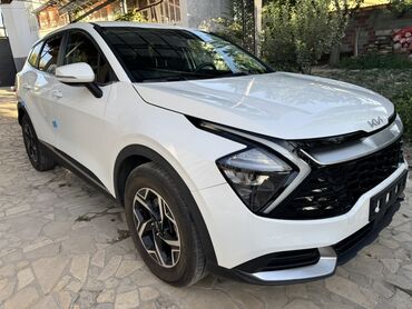 автомобиль фит: Kia Sportage (последнее поколение), белый кроссовер. Основные