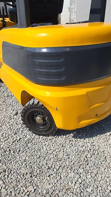 avtokar xidmeti: Sənaye yüklərinin daşınması üçün sarı-qara rəngli forklift — 1