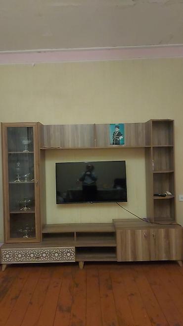 madeyra tek carpayi: TV stendi və divar vitrinli modullu qonaq otağı dəsti - Material — 1