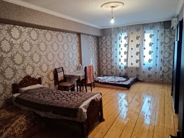 1 otaqlı mənzil: Otaq təklif olunur. Otaqda taxt, stol və oturacaqlar var. Döşəmə