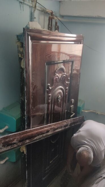 şam qapılar: Metal giriş qapısı – dekorativ taxta fakturalı, qəhvəyi rəng