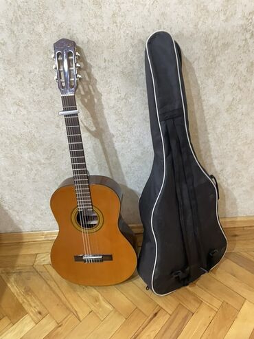 Klavişli alətlər: Gitara super vəziyyətdədir, heç bir problemi yoxdur. Səsi çox təmiz