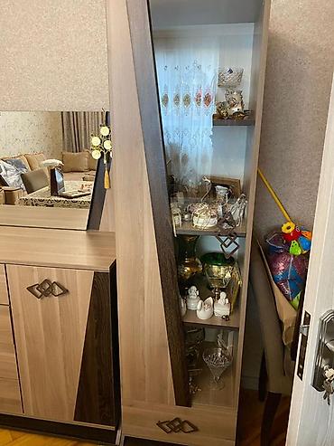 zeka kupu: Qonaq otağı üçün vitrinalı mebel dəsti - Rəng: açıq palıd və tünd qoz — 3