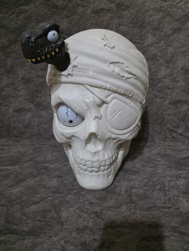 Oyuncaqlar: Uşaq oyuncaqları paketi – müxtəlif fiqurlar və aksesuarlar Tərkib: - — 4