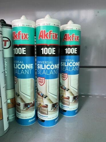 молдинг для стен: Универсальный силиконовый герметик Akfix 100E подходит для широкого