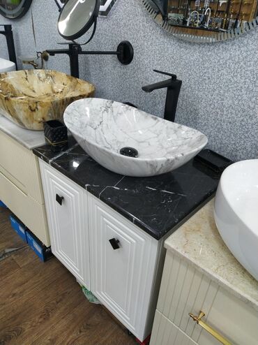 hamam qaplari: Mərmər naxışlı, oval formalı, dəbli unitaz lavabosu. Bu lavabo həm