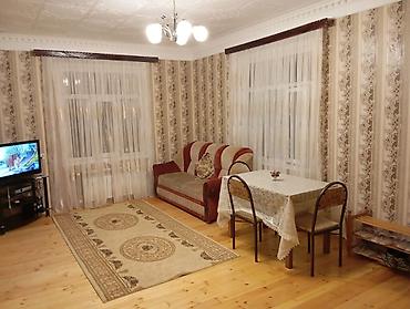 razində 3 otaqlı evlər: 1 Taxt 3 Kravat Bir şkaf 1 divan ve yanındaki 5 balaca şkaf satılır — 1