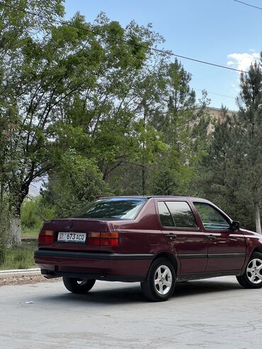 Volkswagen: Volkswagen Vento: 1992 г., 1.8 л, Механика, Газ, Седан