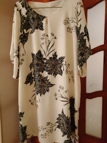 Qadın paltarı – krem rəng fon üzərində qara floral naxışlı. - Model
