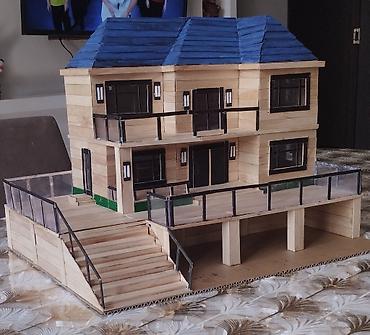 Dondurma çubuqlarından hazırlanmış əl işi maket ev