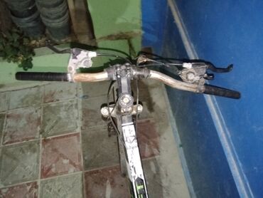 Velosiped ehtiyyat hissələri: Qara və ağ rənglərdə olan dağ velosipedi, müxtəlif ərazilərdə rahat