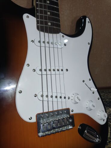 купить струну для гитары: Электрогитара squier bullet Stratocaster в идеальном состоянии