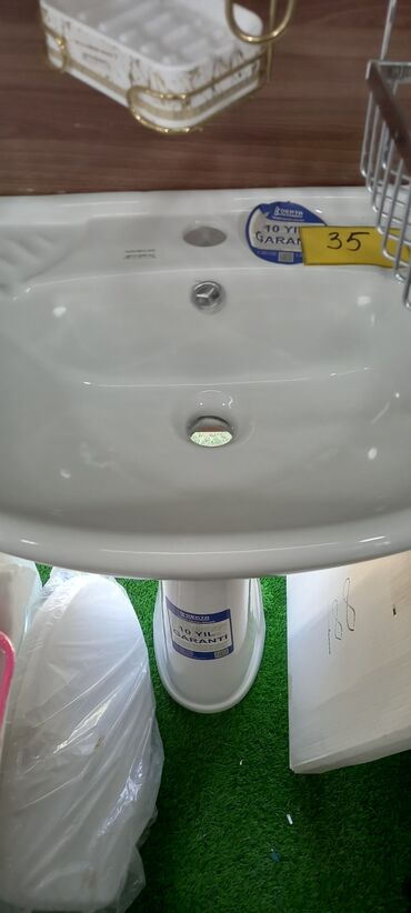 Ванны: Ayaqlı ağ rəngli keramika lavabo, hamam otaqları üçün nəzərdə tutulub