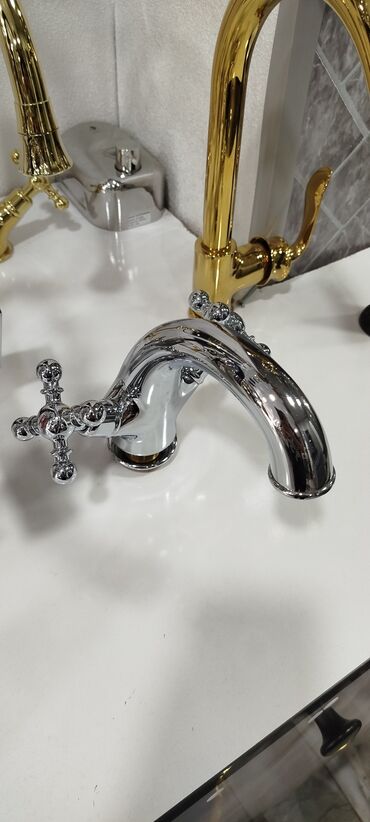 Kabrolar: Retro üslubda iki qollu lavabo qarışdırıcısı - Material: xrom örtüklü