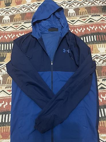 Легкая спортивная ветровка Under Armour с капюшоном. В отличном