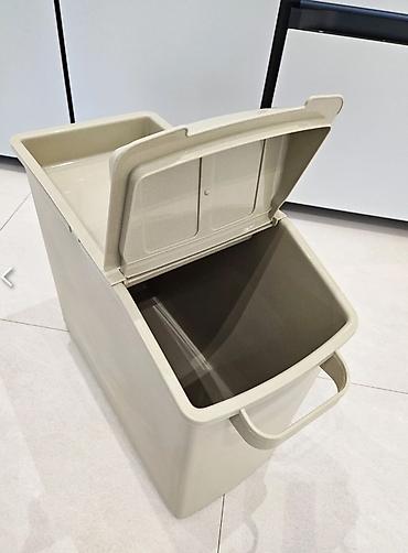 Наполнители: Аккуратный бежевый контейнер для сыпучих и различных продуктов. У него — 2