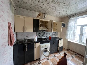 mətbəx mebilləri: Qara və bej rəngli şkafları olan mətbəx mebeli dəsti. 100 azn qiymət