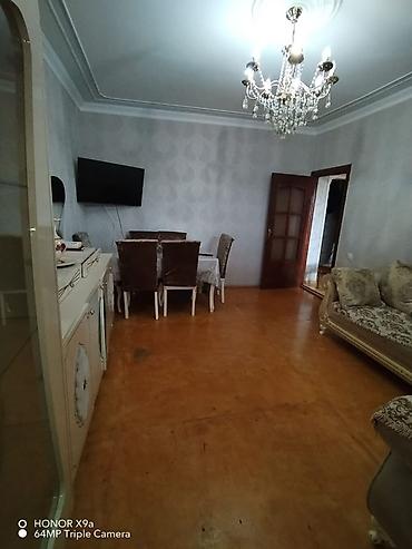 Qonaq otağı dəstləri: Mebel dəsti – klassik üslub Qonaq otağı: - Açıq krem rəngli vitrin — 2