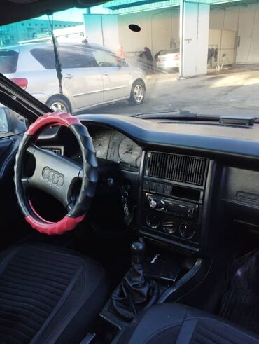 Audi: Автомобиль Audi в кузове седан. Салон оборудован удобными сиденьями с