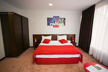 yeni əmlak: Otel satllr. İnqlabda Dord mərtəbəli 1700 kv 30 otagll Otel satllr — 2