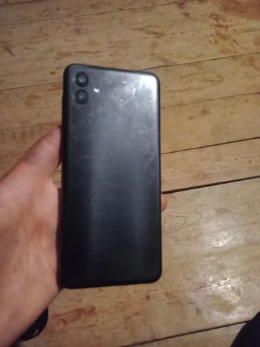 işlənmiş soyuducu: Smartfon – qara rəngdə, damla tipli ön kamera çıxıntılı ekran