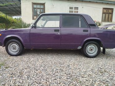 VAZ (LADA): VAZ 2107 (LADA 2107), bənövşəyi rəng. Xarici: - Klassik sedan kuzov — 3