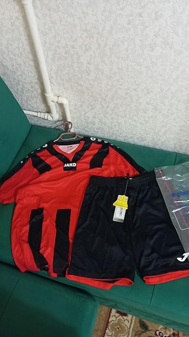 universal trenajor: Məhsul: Futbol forması dəsti - Köynək: JAKO brendi, qırmızı-qara — 1