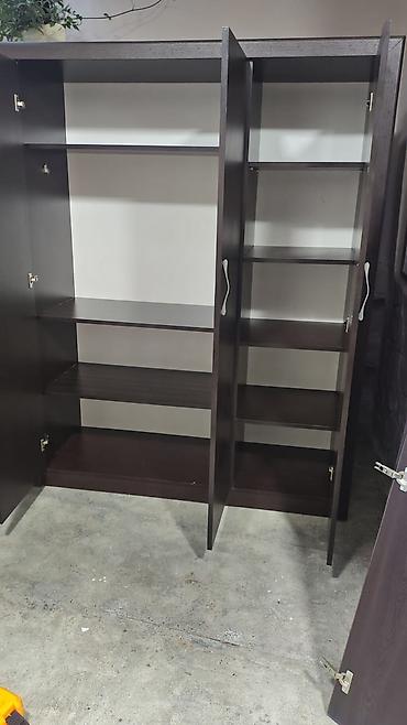 taxtalar: Tünd qəhvəyi rəngdə 3 qapılı şkaf - Material: laminat/taxta — 1