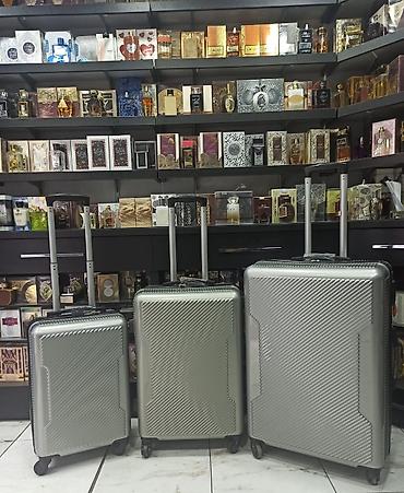 Çamadanlar: Gümüşü rəngdə 3-lü səyahət çamadan dəsti - Ölçülər: kiçik, orta və — 1