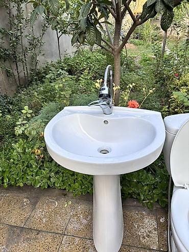 divar bra: Sanitar quraşdırma dəsti – unitaz və ayaqlı əl-üz yuma lavabı - — 2