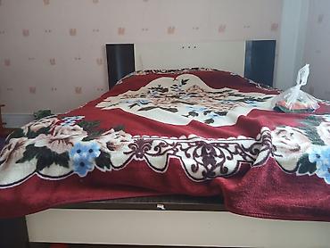 Çarpayılar: İki nəfərlik taxta çarpayı - Ölçü: təxmini 160x200 sm (standart iki — 2
