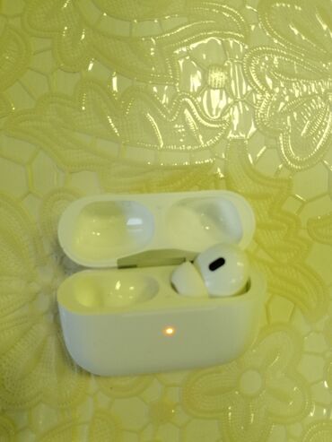 AirPods Pro 2 type modeli sol qulaqcığı itib sağ və qabı qalıb