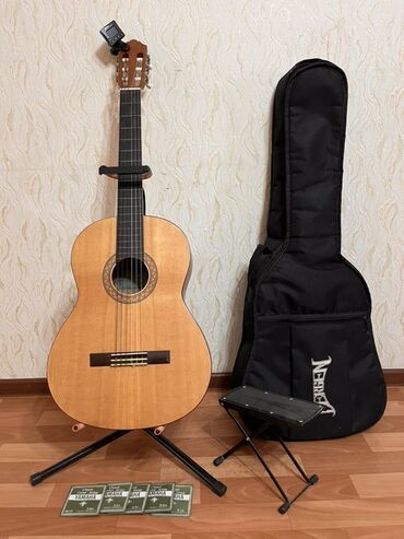 купить гитару в оше: Классическая гитара Yamaha C40M . В комплект входят чехол для удобной