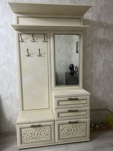 Ev üçün digər mebel: Dəhliz dolabı, ayaqqabı saxlama bölməsi, oturacaq və asqılarla təchiz
