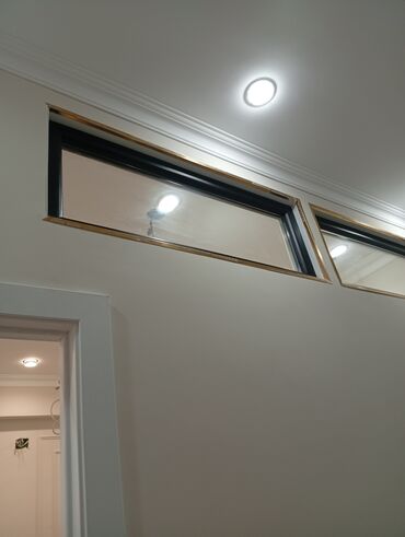 Ванны: Современная ванная комната с отделкой плиткой под мрамор. В стене — 3