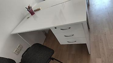 ofis kresloları ucuz: Stul satilirOfis üçün yazı/iş masası və ziyarətçi stulu dəsti unvan — 6
