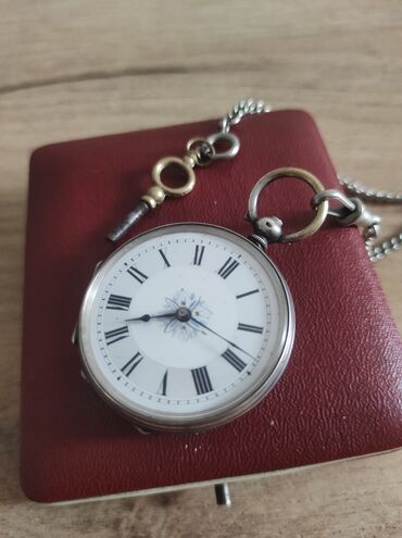 Антикварные часы: Продаю старинные швейцарские часы, серебряные, из своей коллекции