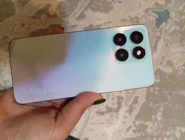 ipad 6 qiymeti: Smartfon – mavi rəngli arxa qapaq, parıltılı gradient effektli dizayn
