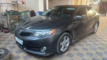 тоета авенсис универсал: Седан Toyota Camry серого цвета, оснащенный литыми дисками. Модель