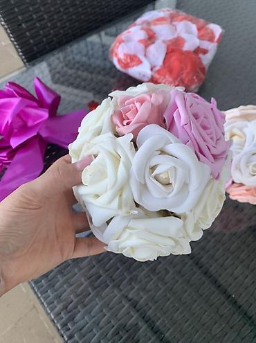 dekor kəpənək: Dekorativ toy/nişan bəzək dəsti…. Tərkibi: - 2 ədəd süni gül topu (ağ — 7