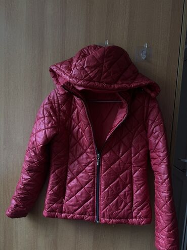 женские зимние куртки на синтепоне: Qızlar üçün qırmızı rəngli quilted (romb tikişli) qısa şişmə gödəkçə
