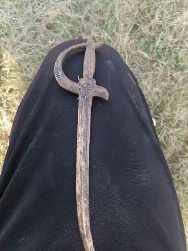 Ukrasni mač sa detaljnim reljefnim radom na dršci i zaštiti za ruku