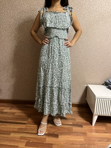 Gündəlik donlar: Yaylı-qaynar mövsümlər üçün maxi don - Rəng/naxış: Yaşıl fon üzərində